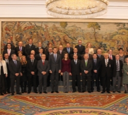 Fotografía de grupo de Sus Altezas Reales los Príncipes de Asturias con una representación de la Federación Española de Donantes de Sangre